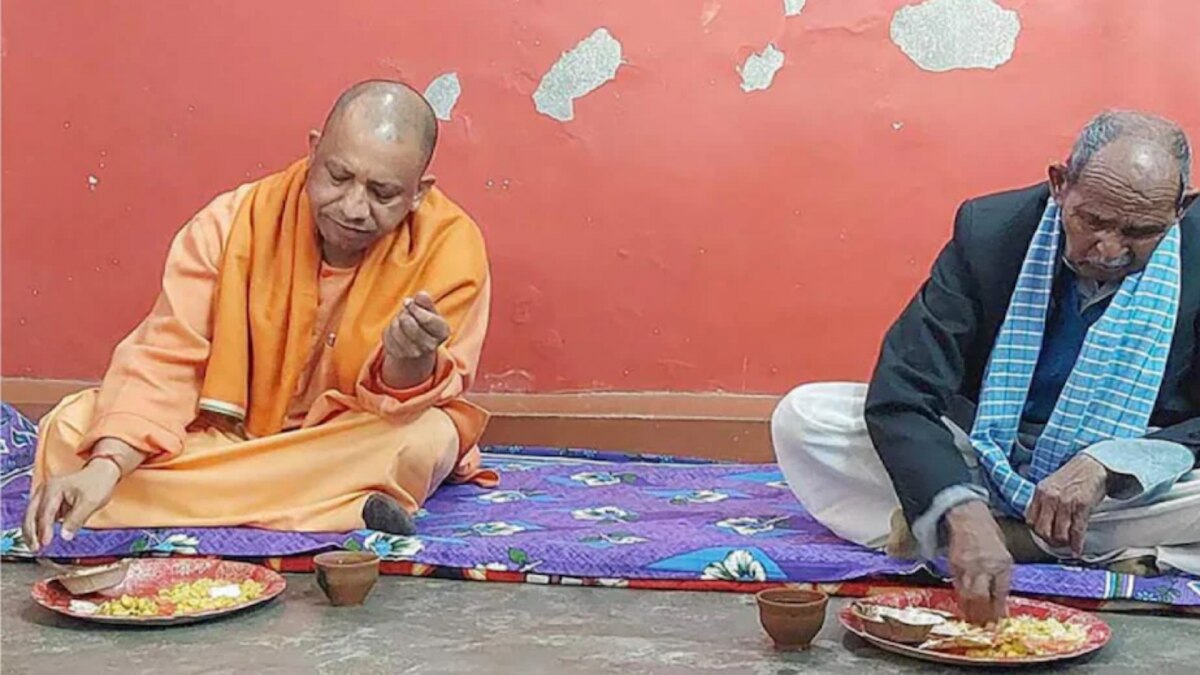 Yogi adityanath ate Khichdi at Dalit Home