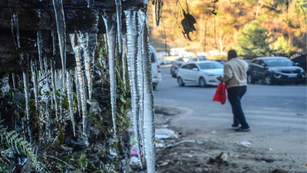 Rajasthan Weather: राजस्थान के माउंट आबू में माइनस में पारा, गाड़ियों पर जमी बर्फ