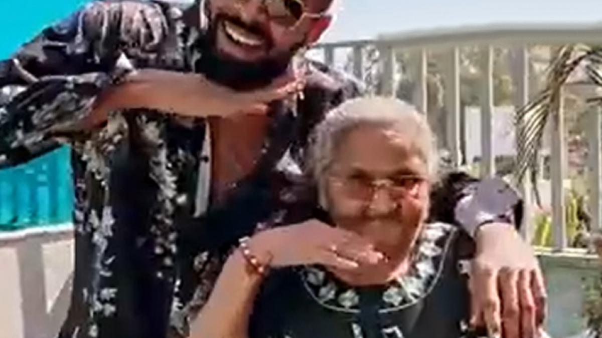 Cricketer Hardik Pandya dances