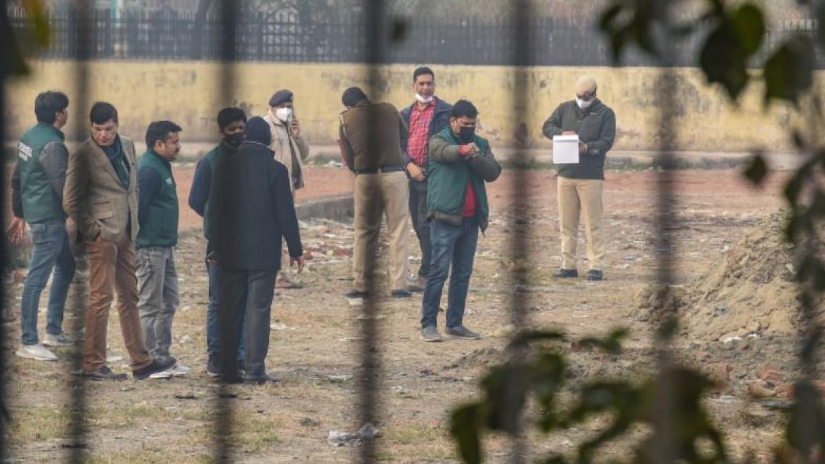 दिल्ली के गाजीपुर इलाके में मिला IED, देखें निष्क्रिय करने का Video