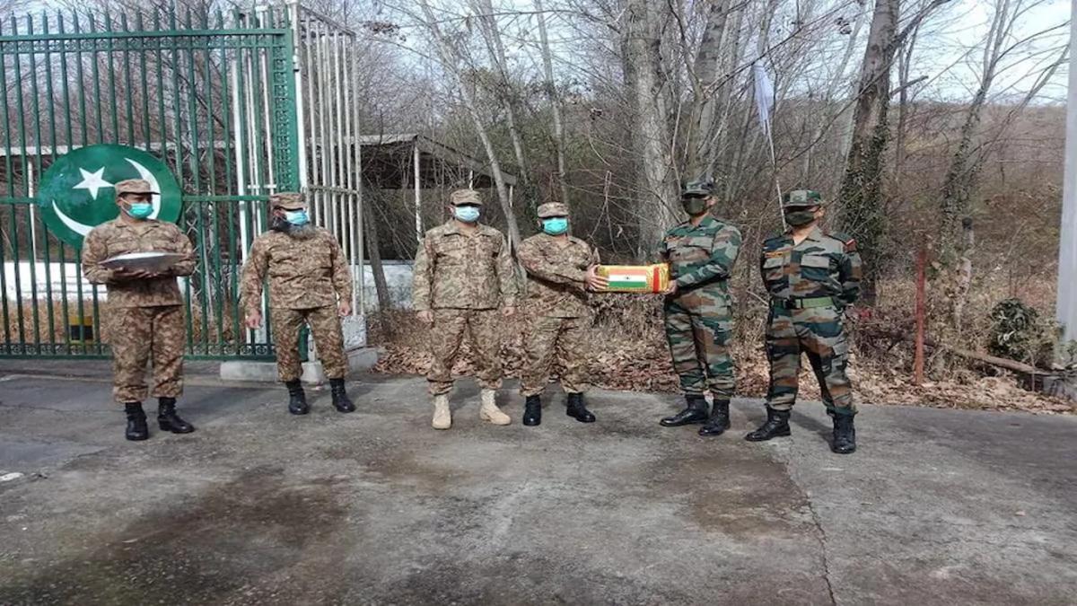 नए साल ने मिटाई दूरियां, भारत और पाकिस्तान के सैनिकों ने एक-दूसरे को मिठाई बांटी, LOC पर मिले दिल