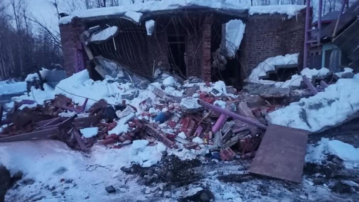 Kulgam Encounter: नेस्तनाबूद हो गया वो घर, जिसमें छिपे थे आतंकी, देखें - Security forces blast house in Kulgam encounter - Jammu Kashmir AajTak