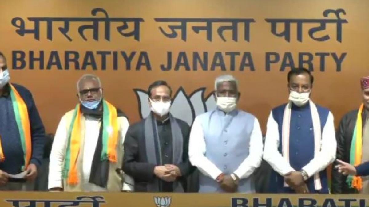 Congress, SP MLAs join BJP