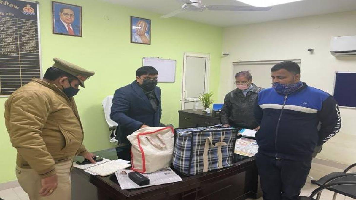 Noida: चैकिंग के दौरान कार से मिला इतना कैश, गिनने के लिए बुलवाई मशीन