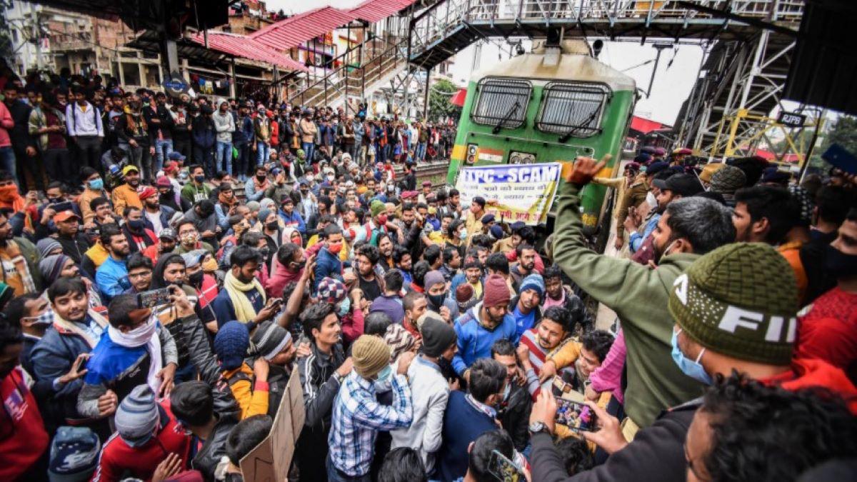 RRB NTPC exam candidates protest at rajendra nagar railway station