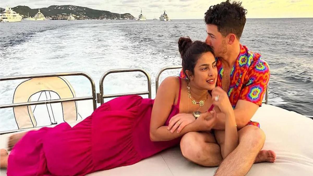 Priyanka Chopra-Nick Jonas New Year: समुद्र के बीच निक के साथ रोमांटिक पोज, प्रियंका ने यूं मनाया नया साल