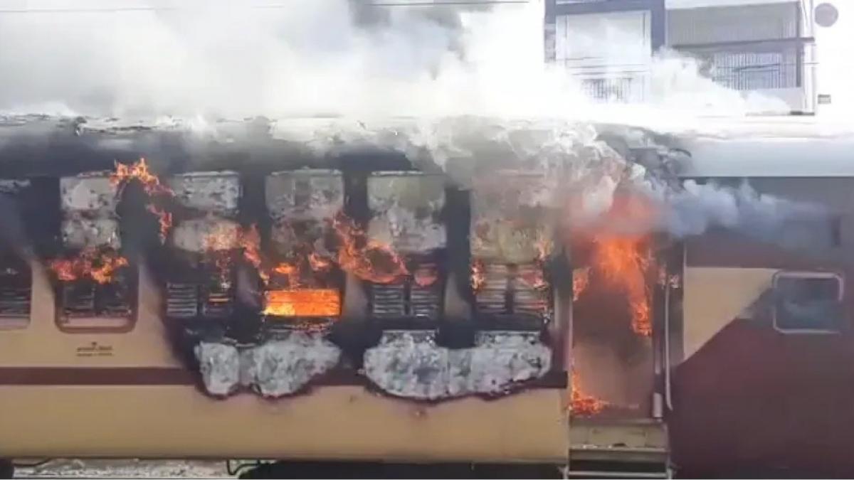 Train set on fire in Bihar