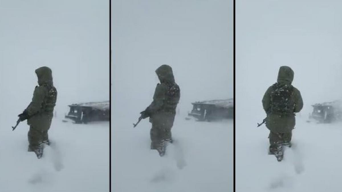 बर्फ में खड़े होकर ड्यूटी दे रहा जवान, सेना ने शेयर किया वीडियो