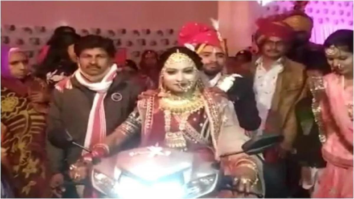 Neemuch: दूल्हे को स्कूटी पर लेकर मंडप तक पहुंची दुल्हन, देखने वाले भी हैरान