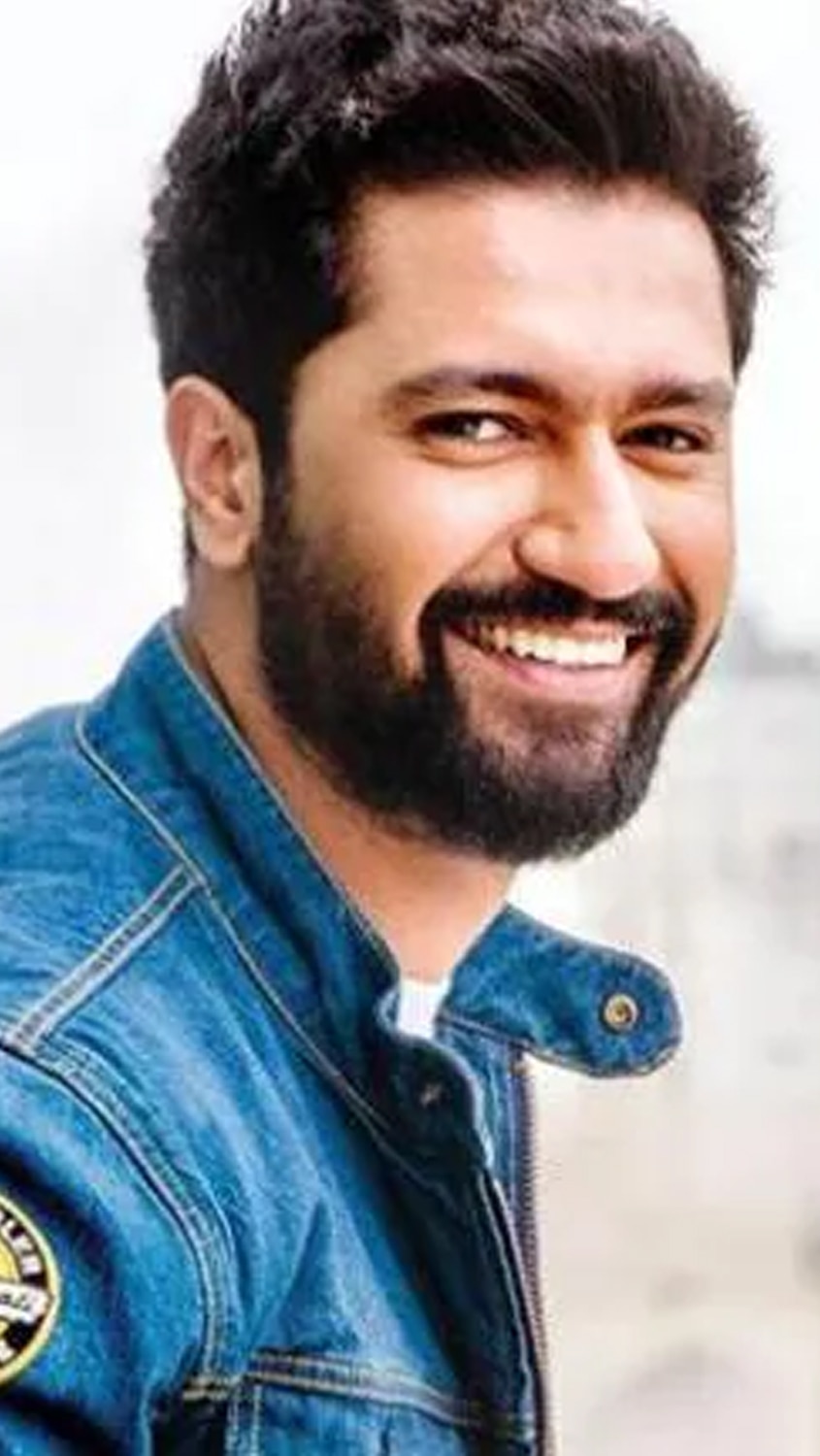 Viral Video: बॉलीवुड एक्टर विक्की कौशल ने थामा बल्ला, जड़े चौके-छक्के