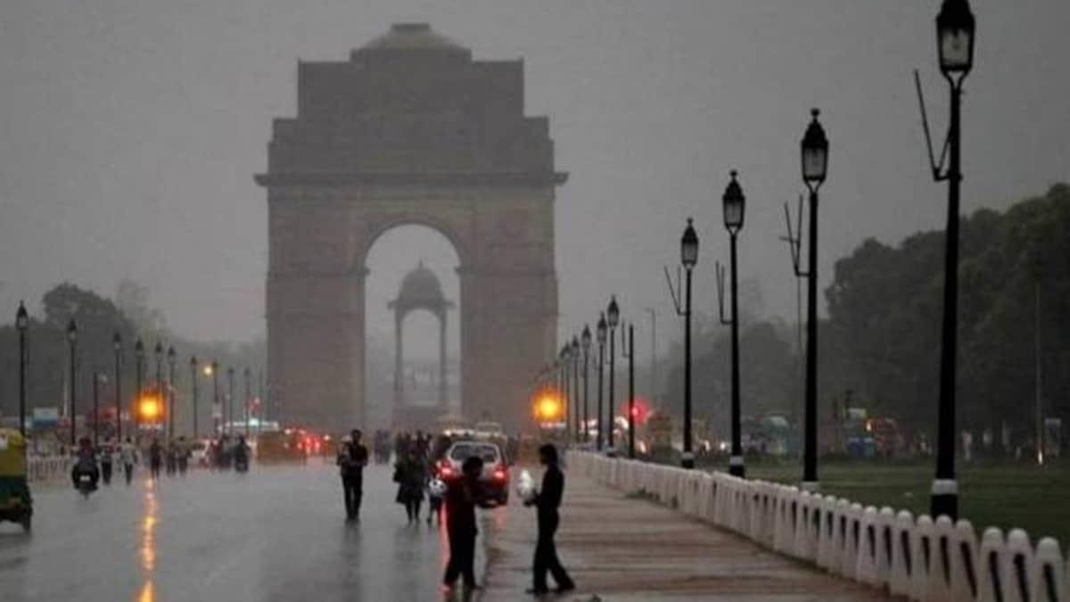 Weather In Delhi: दिल्ली में फिर लौटी ठंड, काले बादलों ने डाला डेरा, कई इलाकों में बारिश
