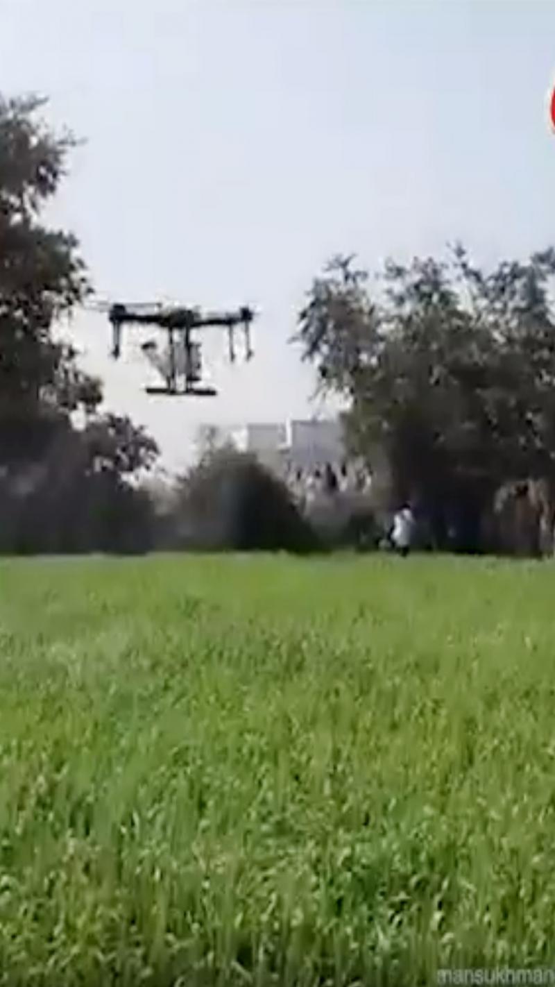खेतों में कीटनाशक छिड़कता दिखा ड्रोन, लोग बोले - ये है न्यू इंडिया!