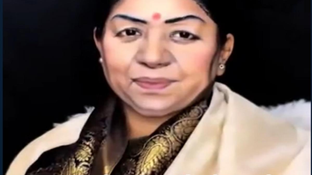 Makeup artist gave herself the look of Lata Mangeshkar 