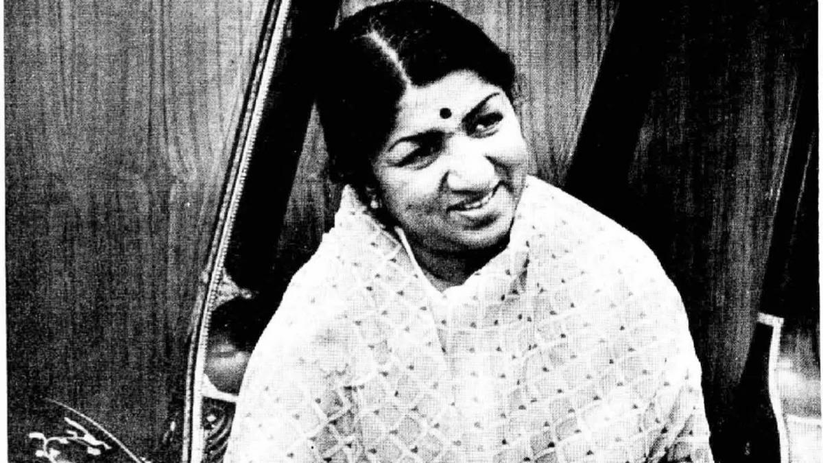 lata mangeshkar singing 
