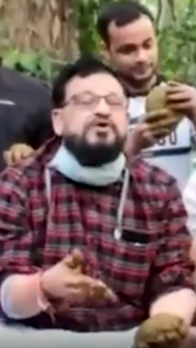 Viral Video:  छात्रों के साथ उपले क्यों बनाते दिखे BHU के प्रोफेसर? देखें वीडियो