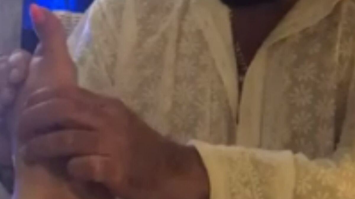 Sanjay Dutt presses wife Manayata s feet