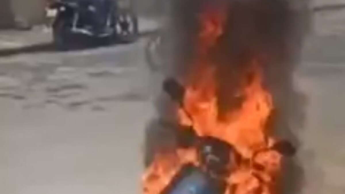 electric scooter parked on the roadside suddenly caught fire Video viral 
