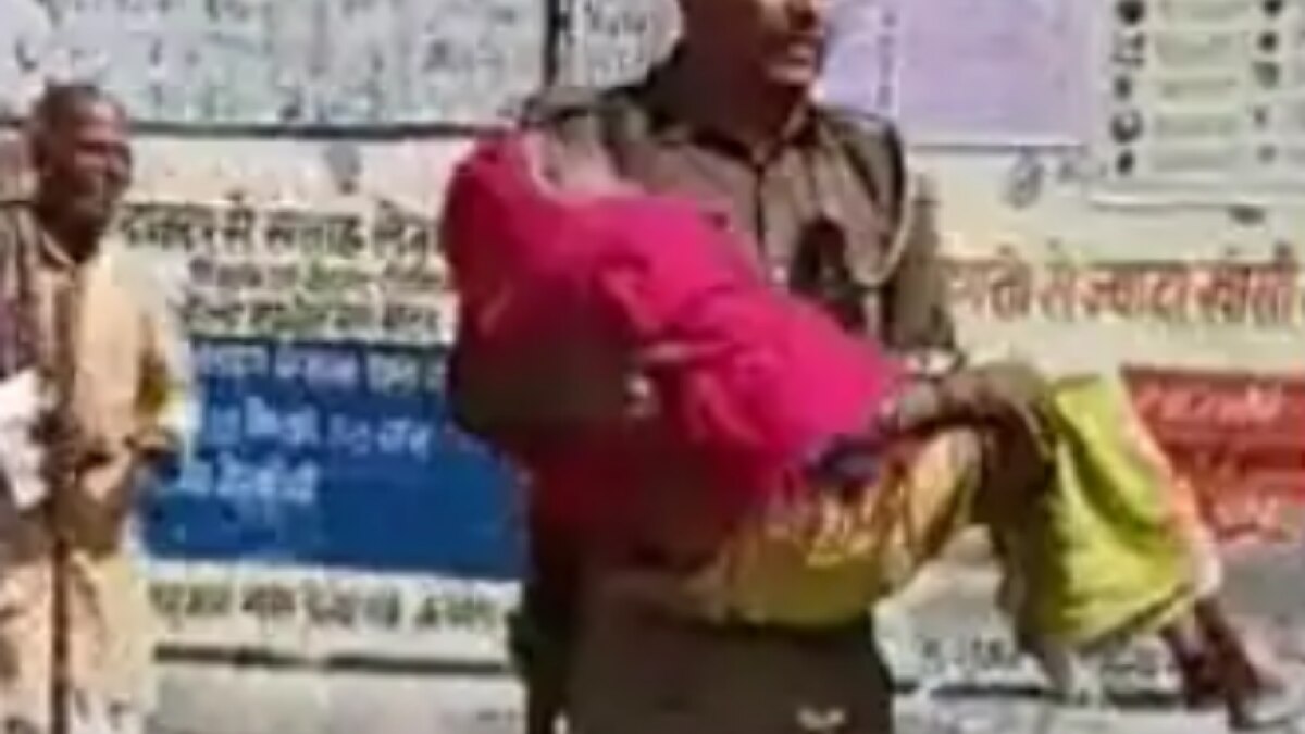 UP police constable helps old woman 