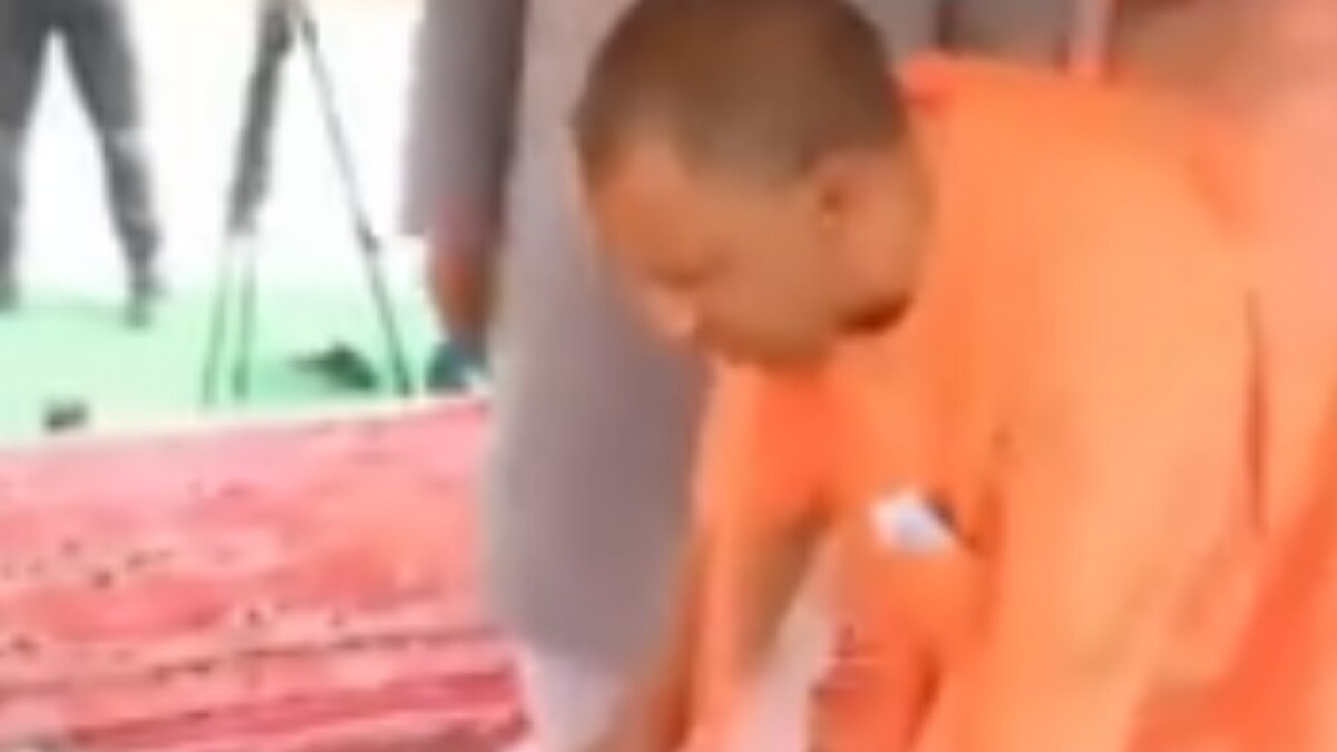 CM Yogi seen serving food to children started the School Chalo campaign in UP MMT