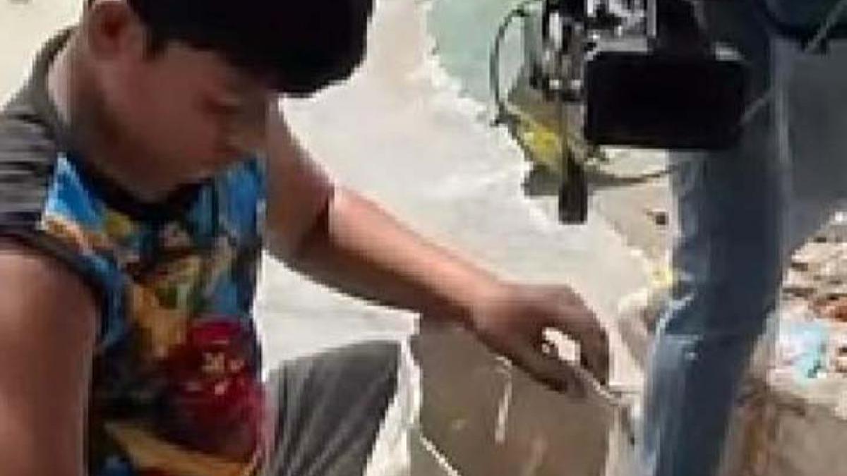 boy collecting coin jahangirpuri