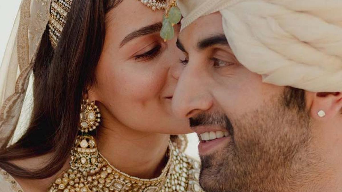 Deepika Padukone and Katrina kaif reaction on ranbir kapoor and Alia Bhatt wedding photos MMT