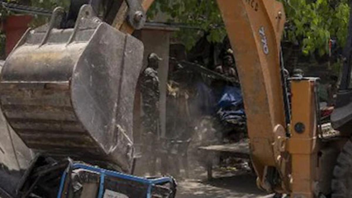Buldozer action in delhi