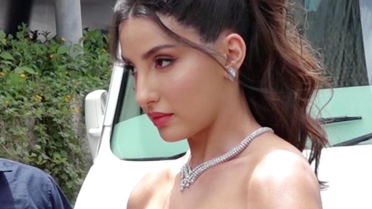 nora fatehi in blue outfit 