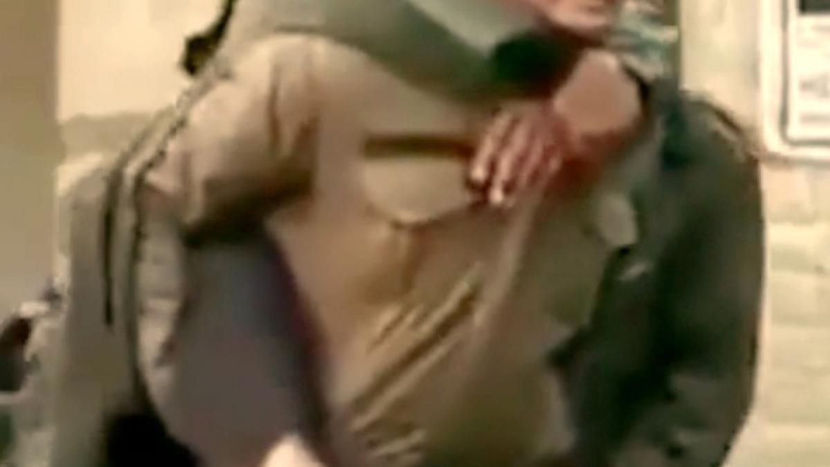 PAC jawan helped the devotee who reached Kedarnath 