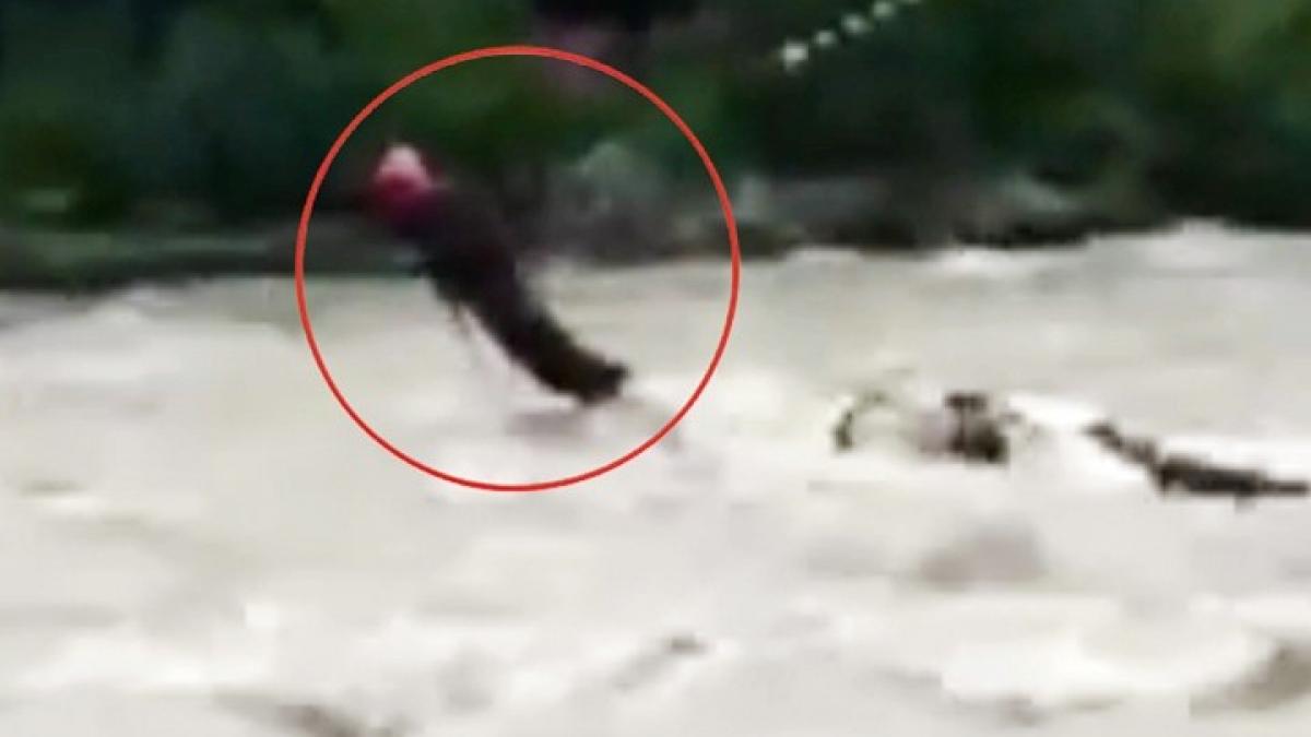 car fell in Kullu Beas river 