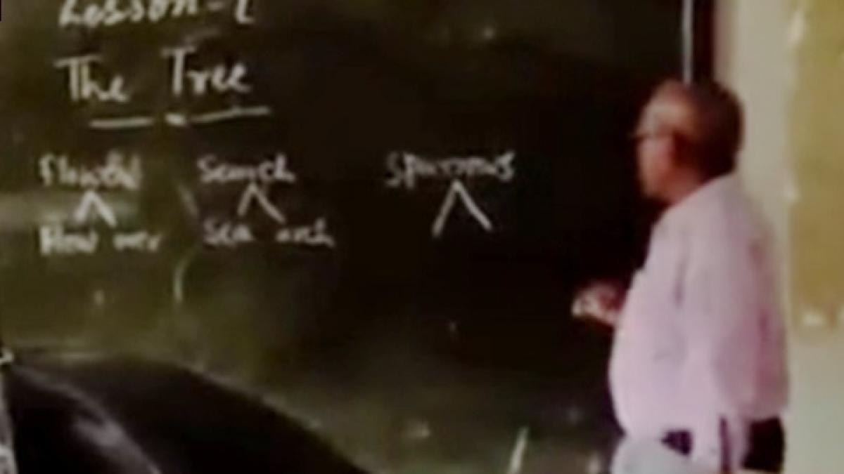 Students studying with Umbrella in gOVERNMENT School