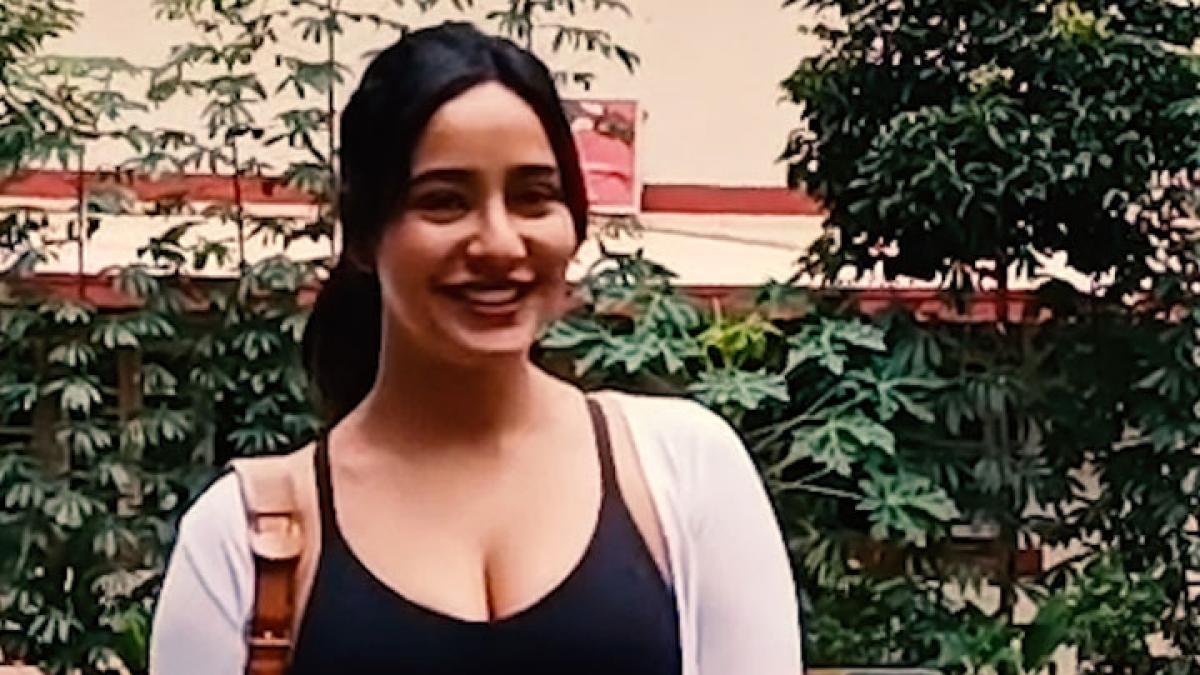 Actress Neha Sharma Spotted in Mumbai with younger Sister Video Viral MMT