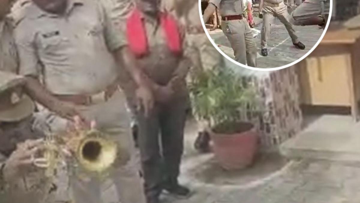 Policemen serpent dance inside police station on Independence Day 2022 video Viral MMT
