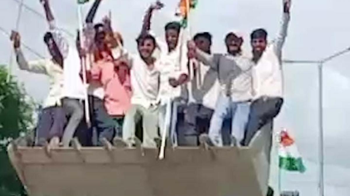 UP Bulldozer Yatra with tricolor Azadi ka jashn in unique way News in Hindi MMT