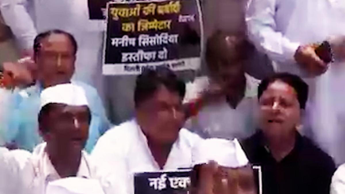 congress protest at aam admi party office