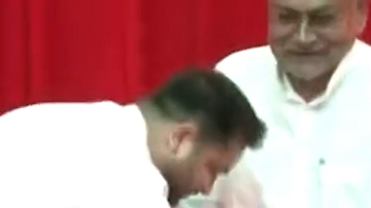 Tejashwi Yadav touched Nitish Kumar feet after oath Ceremony Bihar Political Crisis MMT