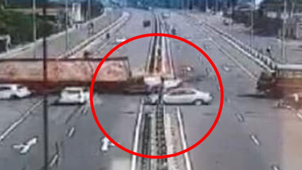 Truck suddenly turned on the highway three cars collided Video Viral News in Hindi MMT