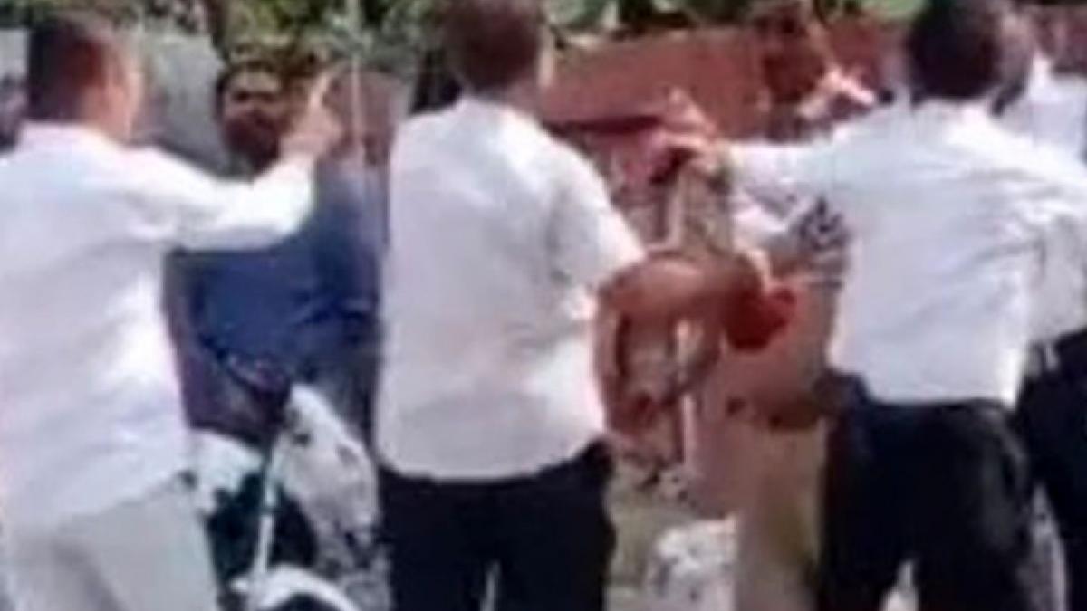 Refused to park car in no parking policemen were beaten up Video Surfaced MMt