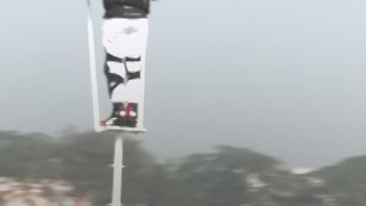 Driven a motorcycle standing on a pole set a world record Latest news in hindi MMT