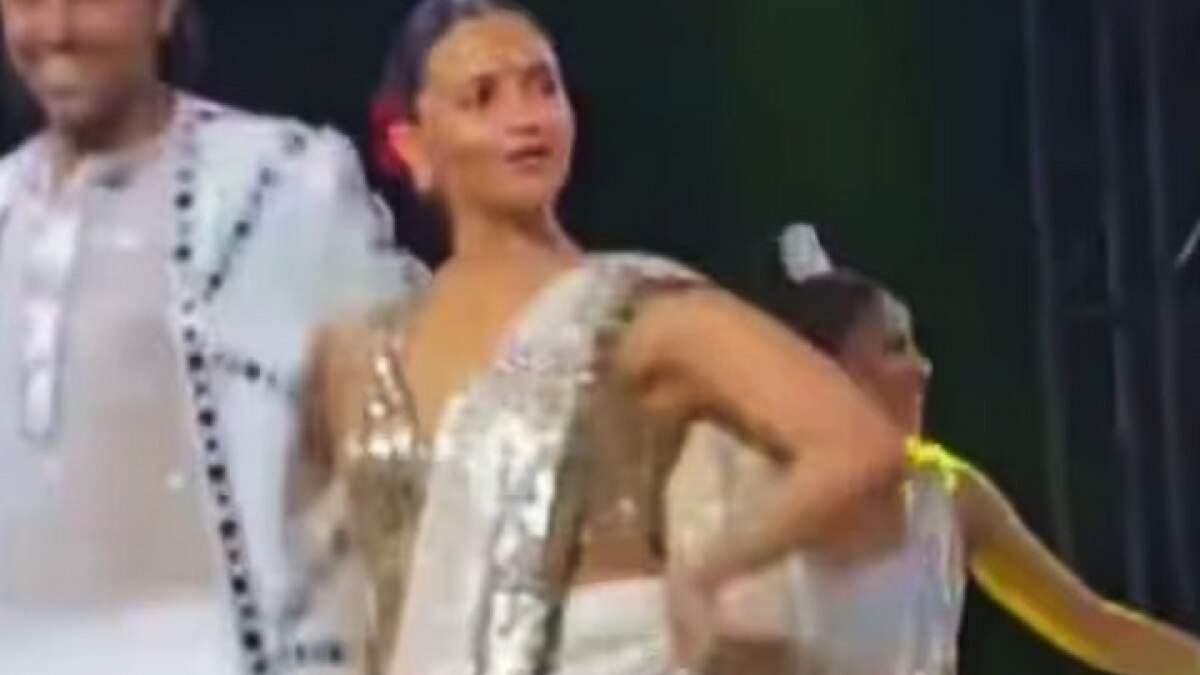 डिलीवरी के 3 महीने बाद स्टेज पर आलिया, फैंस बोले...