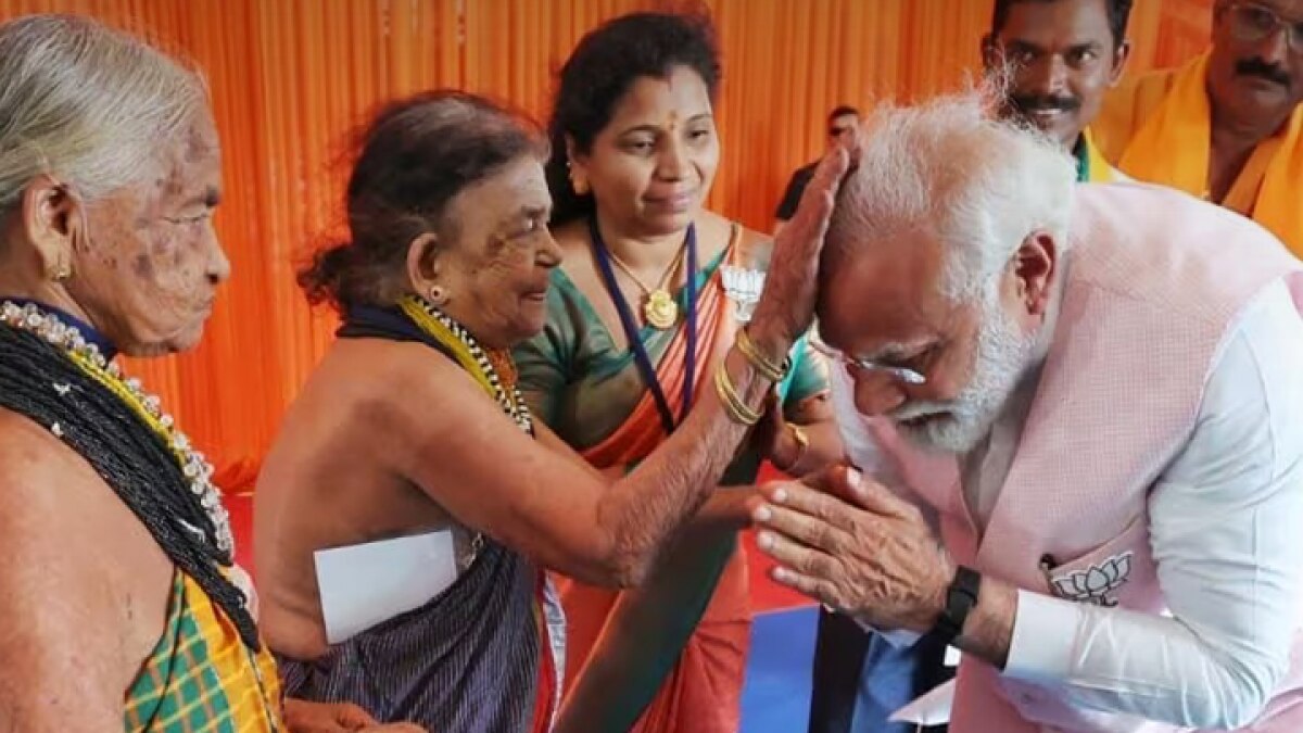 PM Modi meets padma awardees tulsi gowda and sukri bommagowda
