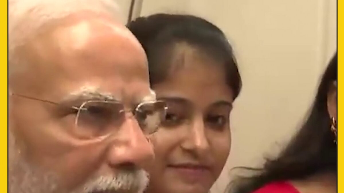 Narendra Modi boards Delhi metro