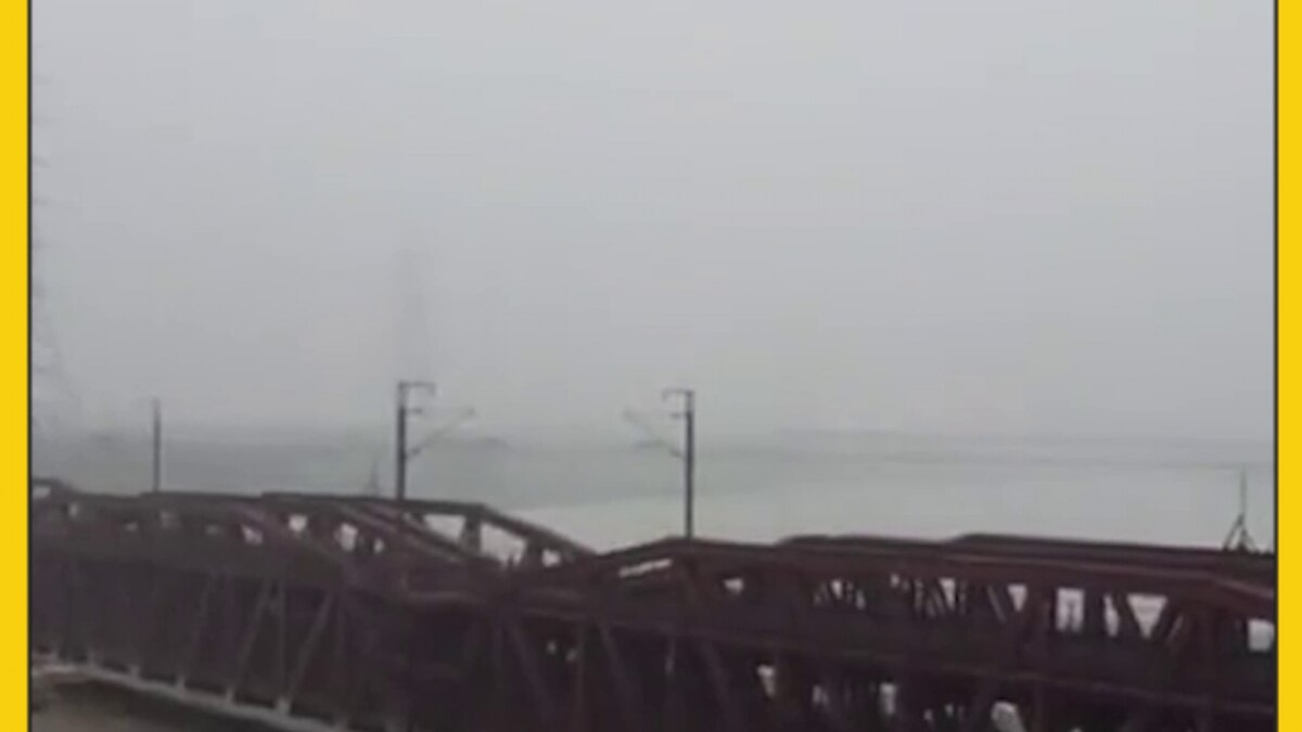 Ban on movement of trains on iron bridge