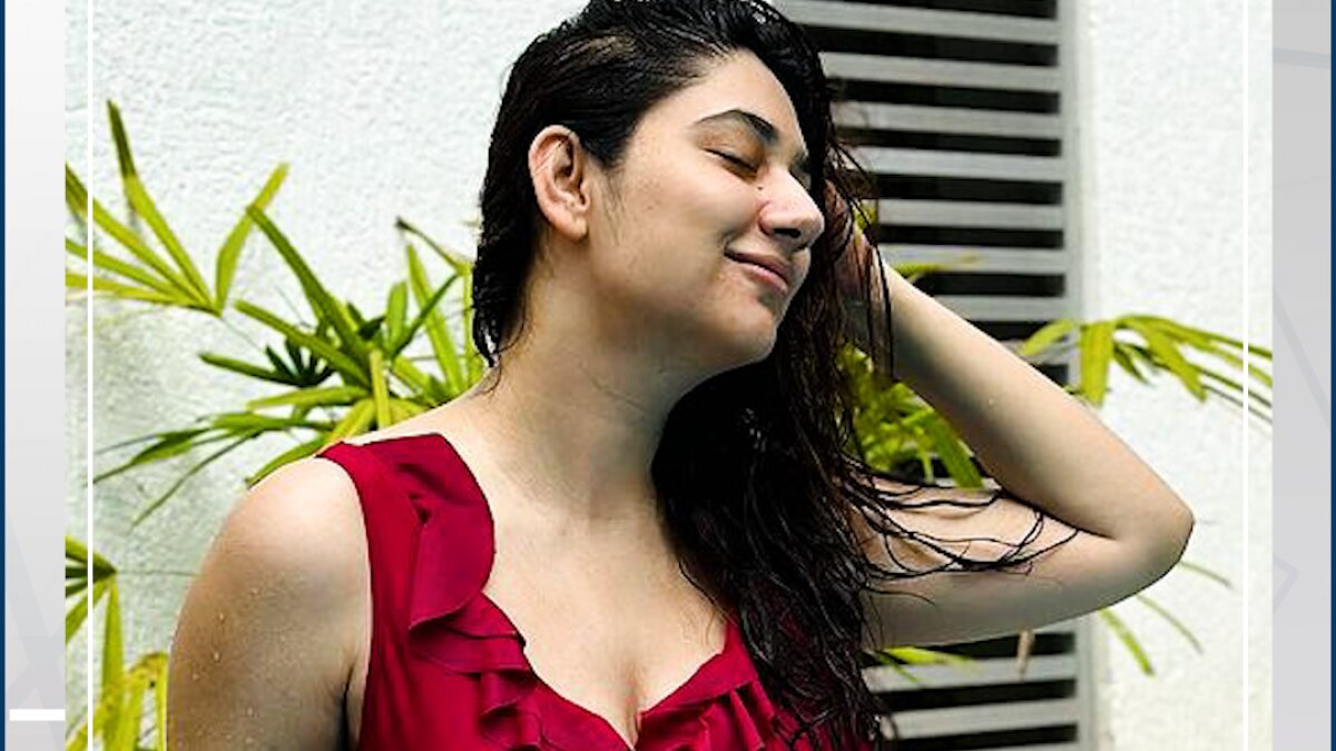 Disha Parmar flaunts her baby bump 