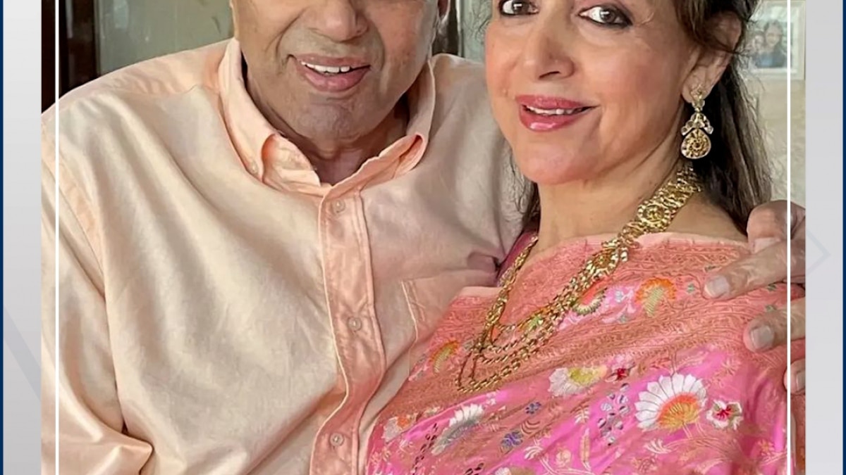 Dharmendra and Shabana azmi liplock