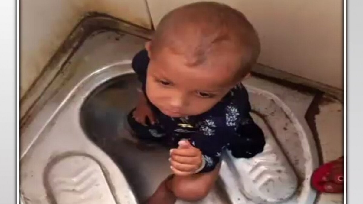  little girl foot got stuck in train toilet seat