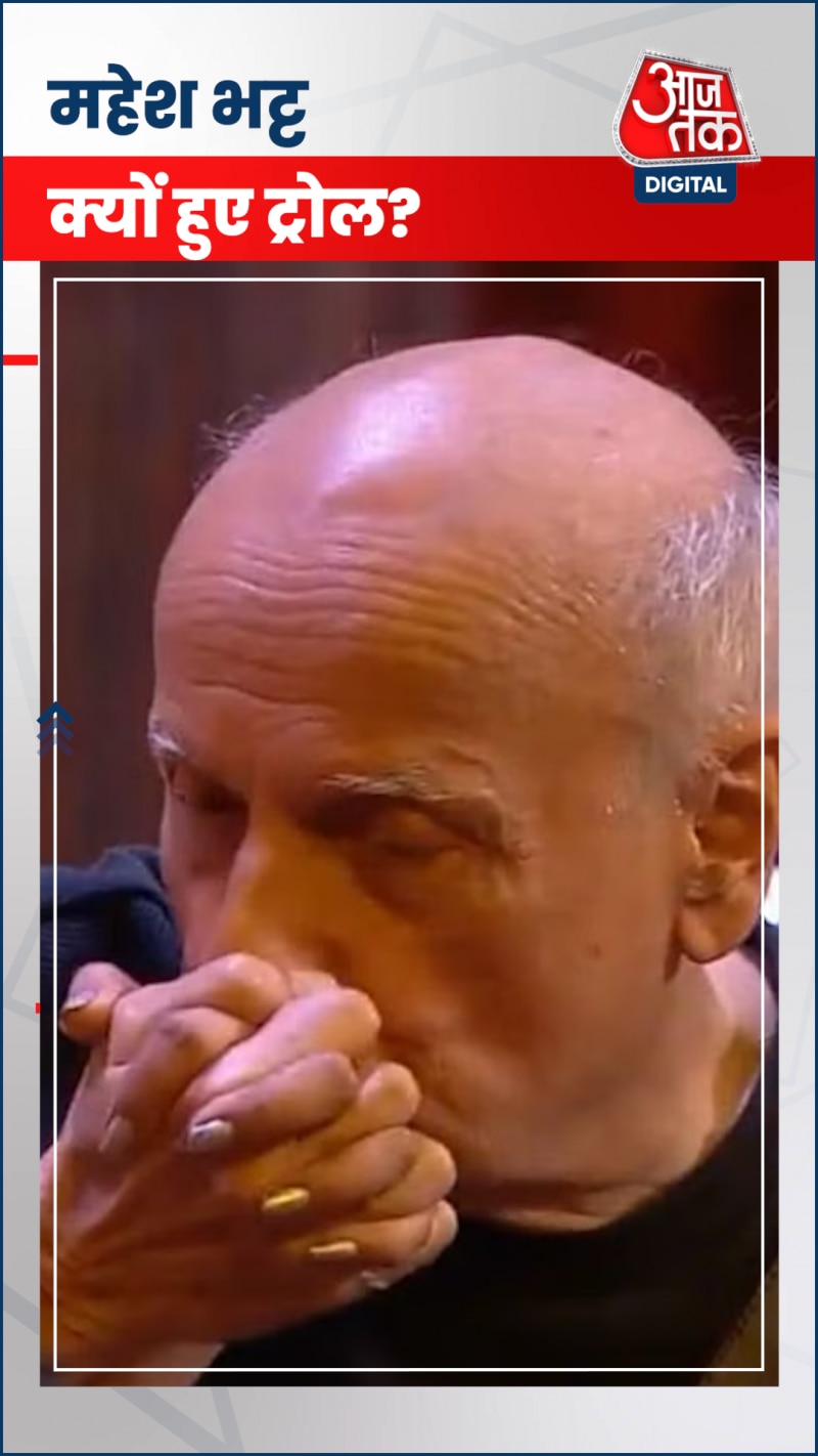 महेश भट्ट ने पकड़ा बेबिका का हाथ, कैमरे में कैप्चर हुई हरकत