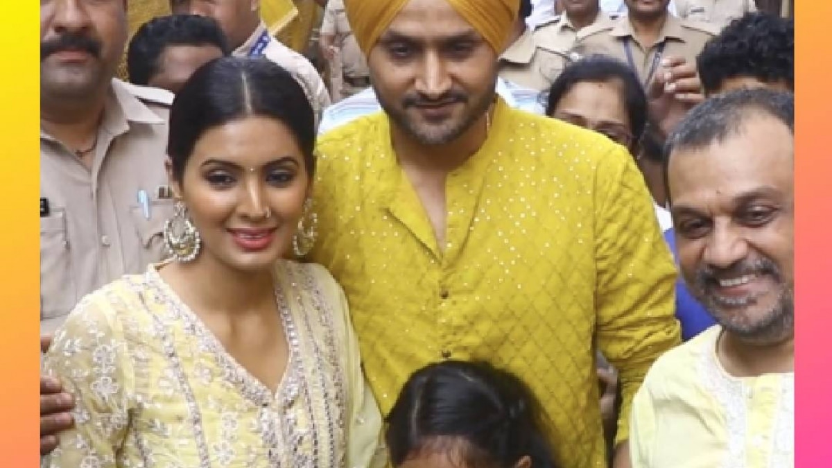 harbhajan singh and geet basra visits lalbaghcha raja