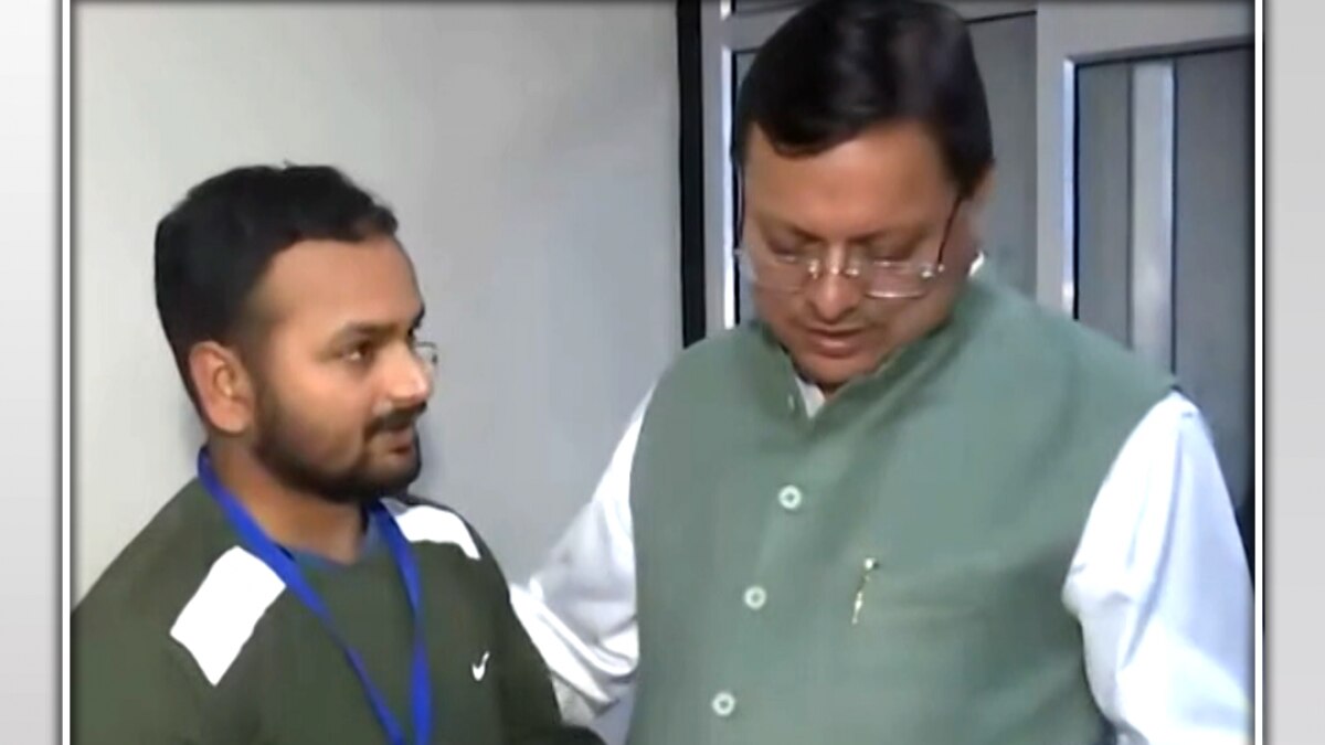 Dhami distributed cheque to rescuers