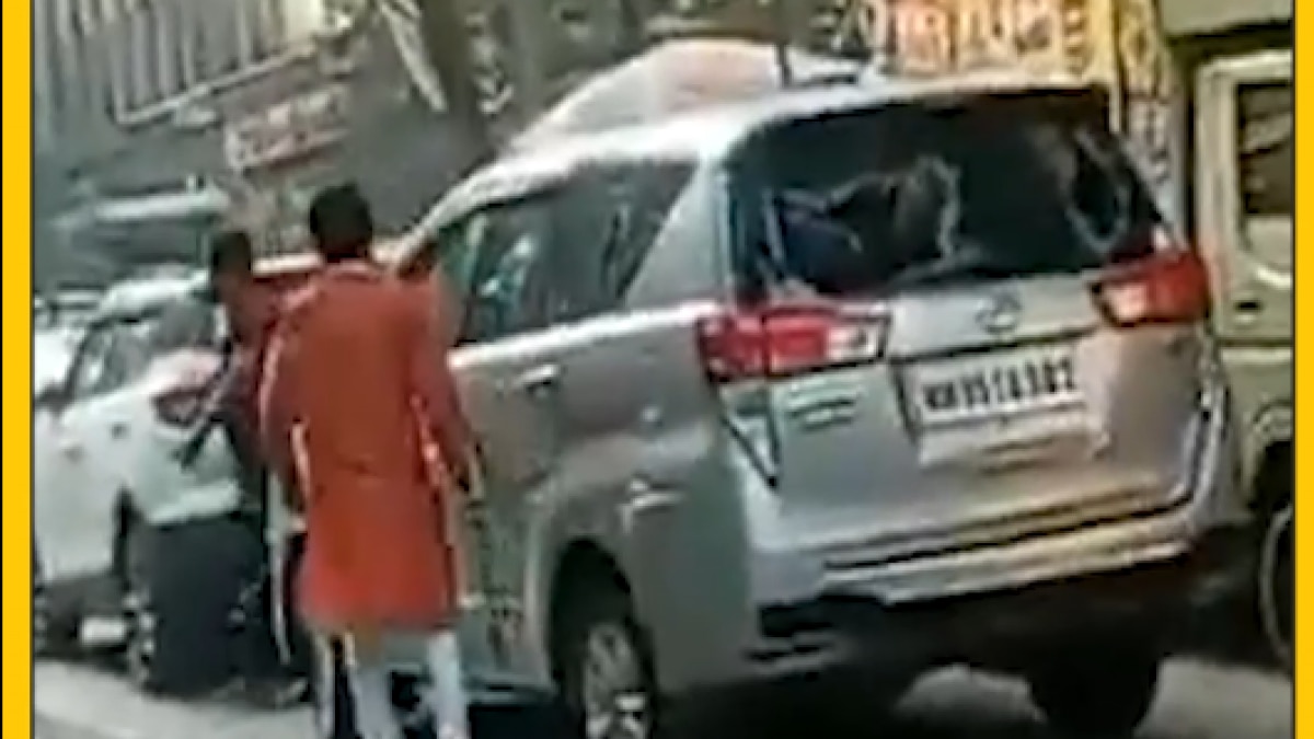 Hasan mushrif ki gadi mein todaphod