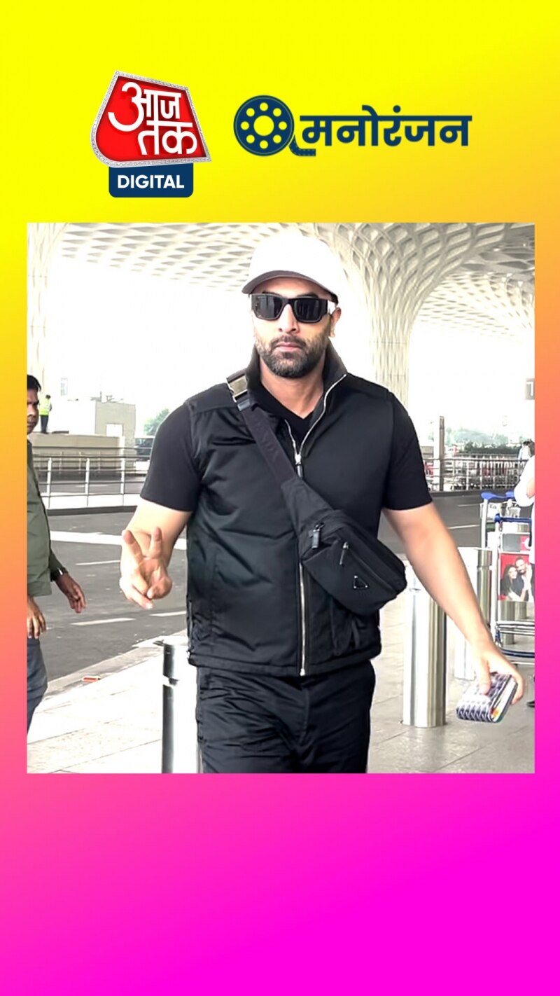 कैजुअल लुक में एयरपोर्ट पर स्पॉट हुए रणबीर!